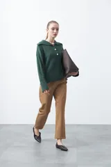 Pantalón negro de corte recto, con cintura definida y bolsillos funcionales.