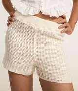 Short de punto texturizado color blanco, de corte recto con cintura elástica y forro interior.