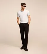 Polo de hombre slim fit color beige, confeccionada en tejido de media malla acanalada de algodón sostenible, con cuello clásico con botones y mangas cortas.