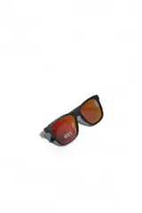 Lentes de sol Napoli con armazón negro de diseño cuadrado y cristales espejados en tono rojizo anaranjado.