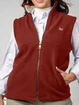 Chaleco de polar color bordó con cierre frontal completo, cuello alto y bolsillos laterales. Presenta un diseño funcional con interior en contraste y logo bordado en el pecho.