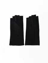 Guantes sin dedos de símil suede color negro, con forro interior de terciopelo negro.