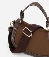 Cartera bandolera de tamaño mediano con cuerpo frontal en gamuza y laterales estructurados. Cuenta con asa corta superior, correa larga ajustable y desmontable, cierre metálico y bolsillo trasero aplicado.