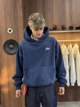 Hoodie azul marino de corte holgado con capucha amplia y estampado en la espalda con la palabra 'Ittab' en tipografía cursiva blanca.