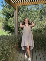 Vestido camisero color beige, sin mangas, de lino italiano con botones de nácar.