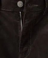 Pantalón de jean marrón oscuro, de tiro medio con diseño de corte recto y acabado ligeramente acampanado.