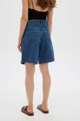 Short de jean negro de tiro alto, corte ancho, con pinzas delanteras y presillas para cinto.