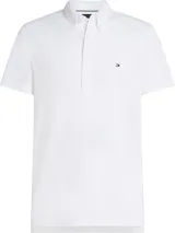 Chomba blanca de piqué con textura tipo diamante, cuello tipo chomba, cartera de cinco botones y logo de Tommy Hilfiger bordado en el pecho.