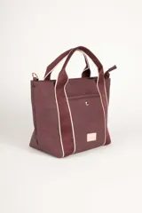 Cartera color beige con detalles en marrón claro, con doble asa corta y correa larga regulable y desmontable. Tiene un bolsillo externo y un compartimento interno con un bolsillo con cierre adicional.