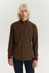 Camisa de manga larga con cuello abotonado, confeccionada en algodón con un patrón de cuadros en tonos mostaza y azul marino. Presenta un bolsillo frontal en el pecho con la etiqueta roja característica de la marca.