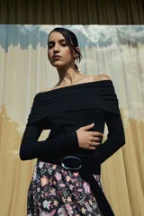 Remera negra de manga larga con escote bardot.