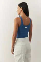 Top sin mangas negro, de corte ajustado al cuerpo, con escote cuadrado y tejido tramado acanalado.