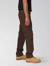 Jeans de mezclilla rígida para hombre, color marrón, con diseño de corte recto y clásico de cinco bolsillos, bragueta con cremallera y botón metálico.