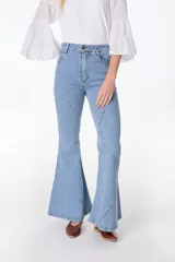 Pantalón de jean acampanado azul con diseño de paneles y costuras a la vista.