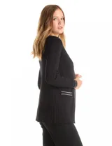 Cardigan de tejido acanalado negro con ribetes en contraste color blanco a lo largo de la apertura frontal, puños y bolsillos simulados. Presenta un diseño abierto de manga larga.