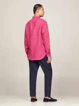 Camisa Tommy Hilfiger de lino color fucsia, de corte regular, con cuello abotonado, mangas largas y logo bordado en el pecho.