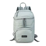 Mochila matera de diseño vertical, color gris azulado, con acabado acolchado y cierres frontales. Cuenta con un compartimento principal espacioso, un bolsillo frontal externo y un asa superior para transporte manual.