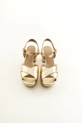 Sandalias de taco alto ancho con plataforma, color plateado metalizado, con tiras cruzadas en el empeine y tira al tobillo con hebilla ajustable.