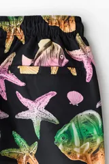 Short de baño negro con estampado de peces y estrellas de mar, con cintura elástica y cordón de ajuste.