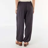 Pantalón gris de corte holgado, tiro alto y diseño tipo bombacho, con cintura elástica y bajo fruncido ajustable.