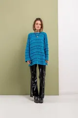 Buzo turquesa de algodón con calado espigado, corte oversized y tajos laterales.