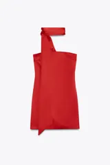 Vestido corto de satén color rojo, con escote recto, hombros descubiertos y detalle de foulard en el mismo tejido.