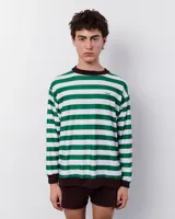 Remera manga larga blanca con rayas horizontales verdes y cuello marrón.