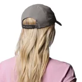 Gorra deportiva Columbia Silver Ridge IV Ball de color gris, con tecnología Omni-Wick para absorber la humedad, perforaciones láser para mayor transpirabilidad y el logo de la marca bordado en el frente.