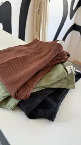 Calza marrón de morley con cierre en el tobillo.