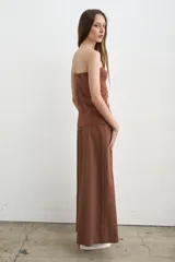 Top strapless de algodón color marrón, con diseño estampado de una rosa en color blanco y elástico superior para mejor sujeción.