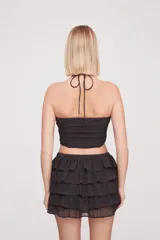 Top gris oscuro con cuello halter, fruncido y con pequeñas tachas.