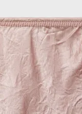 Falda midi de tiro medio, confeccionada en tejido satinado con efecto arrugado y cintura elástica.