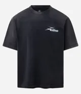 Remera de algodón con efecto desteñido, corte boxy, cuello redondo y manga corta. Presenta un estampado de lettering blanco en el pecho con el texto "Nevermind" y un diseño gráfico estilizado.