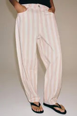Jeans ZW Collection de corte tapered y tiro medio, con diseño de rayas verticales a contraste en tonos rosado y blanco. Cuenta con cinco bolsillos, trabillas para cinto y cierre frontal con cremallera y botón metálico.