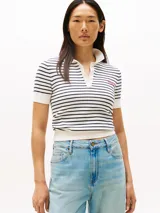 Sweater tipo chomba de algodón a rayas horizontales blancas y azul marino, con cuello polo blanco, cartera de cuatro botones y logo bordado en el pecho.