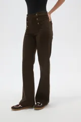 Pantalon de algodon color marron, de corte recto y tiro alto, con detalle de botones dorados en la parte frontal.