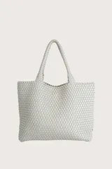 Bolso tipo tote de gran tamaño con diseño trenzado en toda su superficie y asas fijas integradas.