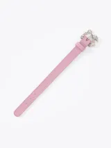 Pulsera de cuero vacuno color rosa, con diseño ajustable tipo cinturón y hebilla metálica plateada con forma de dragón decorada con pequeños cristales.