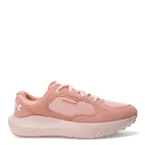 Championes Under Armour modelo Versurge, color negro con entresuela blanca y suela de goma color caramelo. Presentan una parte superior que combina malla y revestimientos de gamuza sintética, con cierre de cordones y tecnología Charged Cushioning en la entresuela para mayor amortiguación.