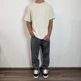 Remera negra de lino con cuello redondo y mangas cortas, de corte regular.