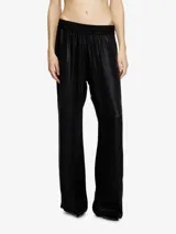 Pantalón ancho negro de mujer, estilo track, confeccionado en tejido satinado con caída fluida. Cuenta con cintura elástica y bolsillos laterales.