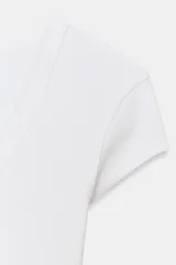 Camiseta de algodón con cuello redondo amplio y mangas cortas, de corte regular y largo estándar.