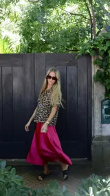 Falda midi evasé de raso color negro, con cintura elástica y cinturón con apliques metálicos.