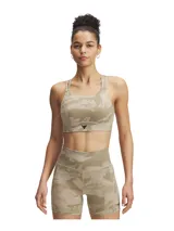 Bralette deportivo de soporte ligero con estampado camuflado en tonos beige. Presenta escote cuadrado, tirantes cruzados en la espalda y detalle de logo pequeño en el centro del pecho.