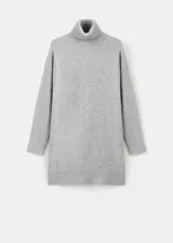 Vestido corto de punto color gris, de corte recto, con cuello vuelto y manga larga.