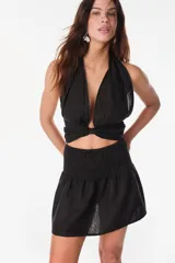 Minifalda de lino color negro, con pretina ancha fruncida y diseño relajado.