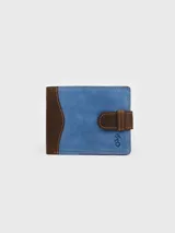Billetera de cuero con diseño bicolor en tonos marrón y celeste, con cierre de presilla y detalle de logo grabado.
