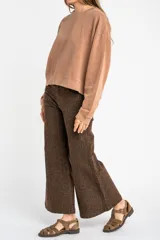 Buzo lila oversize confeccionado en 100% algodón, con cuello redondo, mangas largas y puños y dobladillo acanalados. Presenta un pequeño detalle bordado en el bajo.