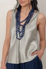 Musculosa de satén color gris, lisa, con escote en V y diseño fluido.