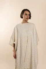 Ruana color crudo con diseño de cuadros en color marrón.